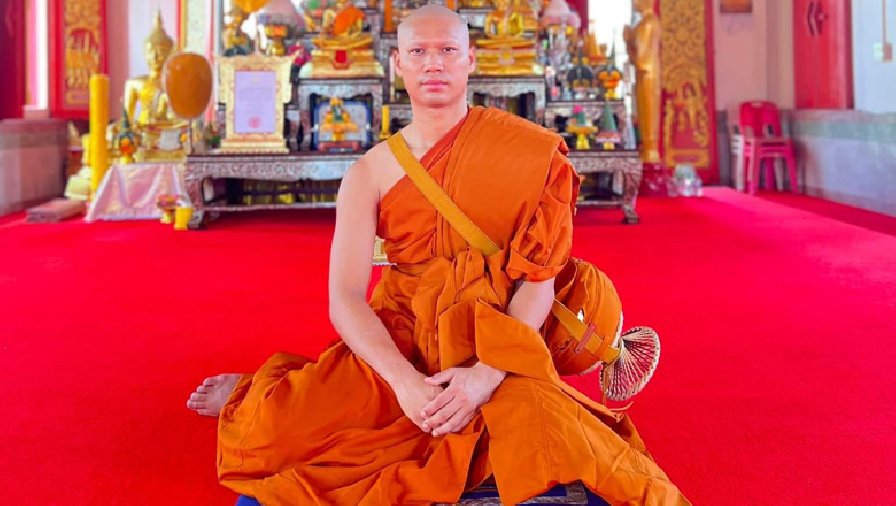 Vì sao 2 tuyển thủ Thái Lan cạo đầu đi tu?